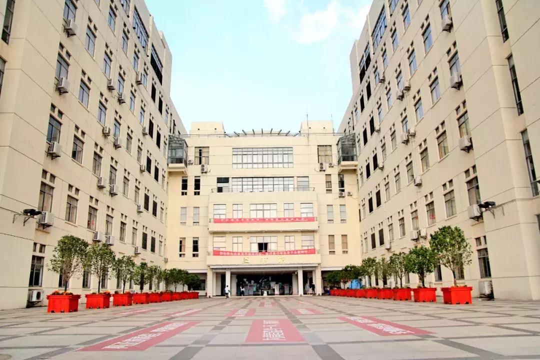 武昌这所低调的大学坐拥一线江景，教学楼窗外就是黄鹤楼
