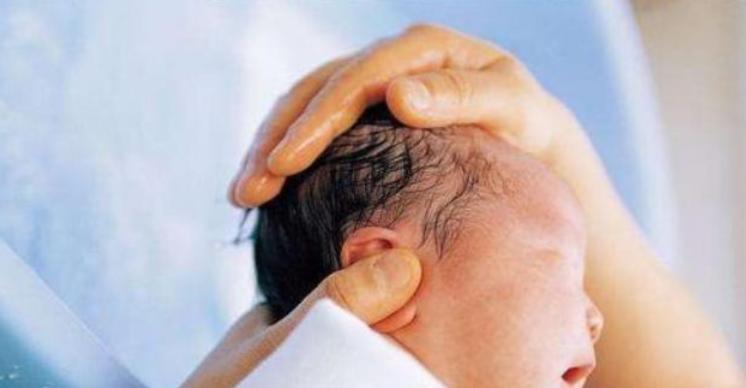 小孩嘴巴肿了一块,孩子一大早嘴巴肿了