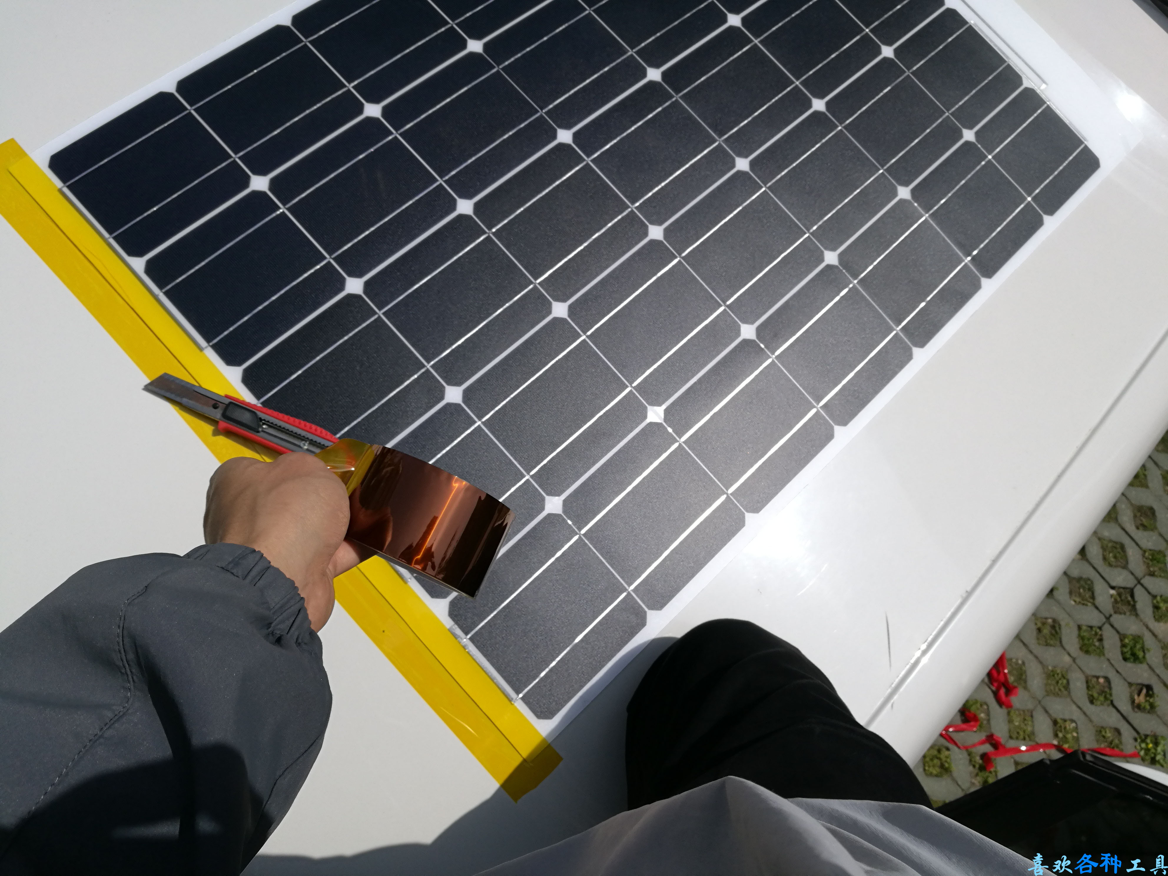 车顶装太阳能板给移动电源充电,车顶太阳能充电板安装方法