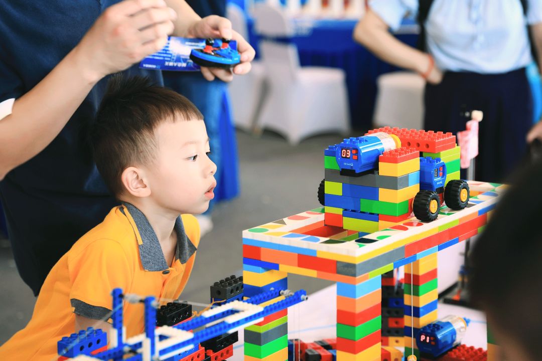 酷炫新地标!6m高巨型太空人登陆星城,开启未来进行时