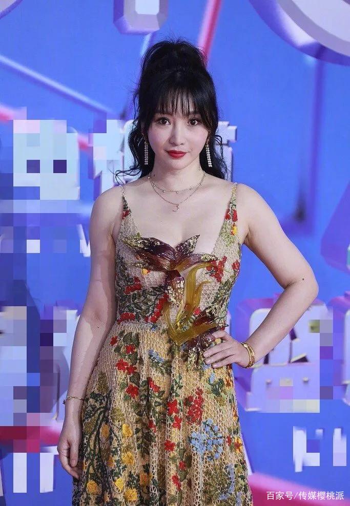 柳岩又摔倒了！在一次成功跌上焦点，艳压全场，网友跌的好