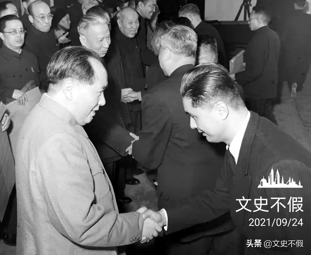 荣毅仁凭借公私合营和改革开放期间的卓越表现成功当选国家副主席