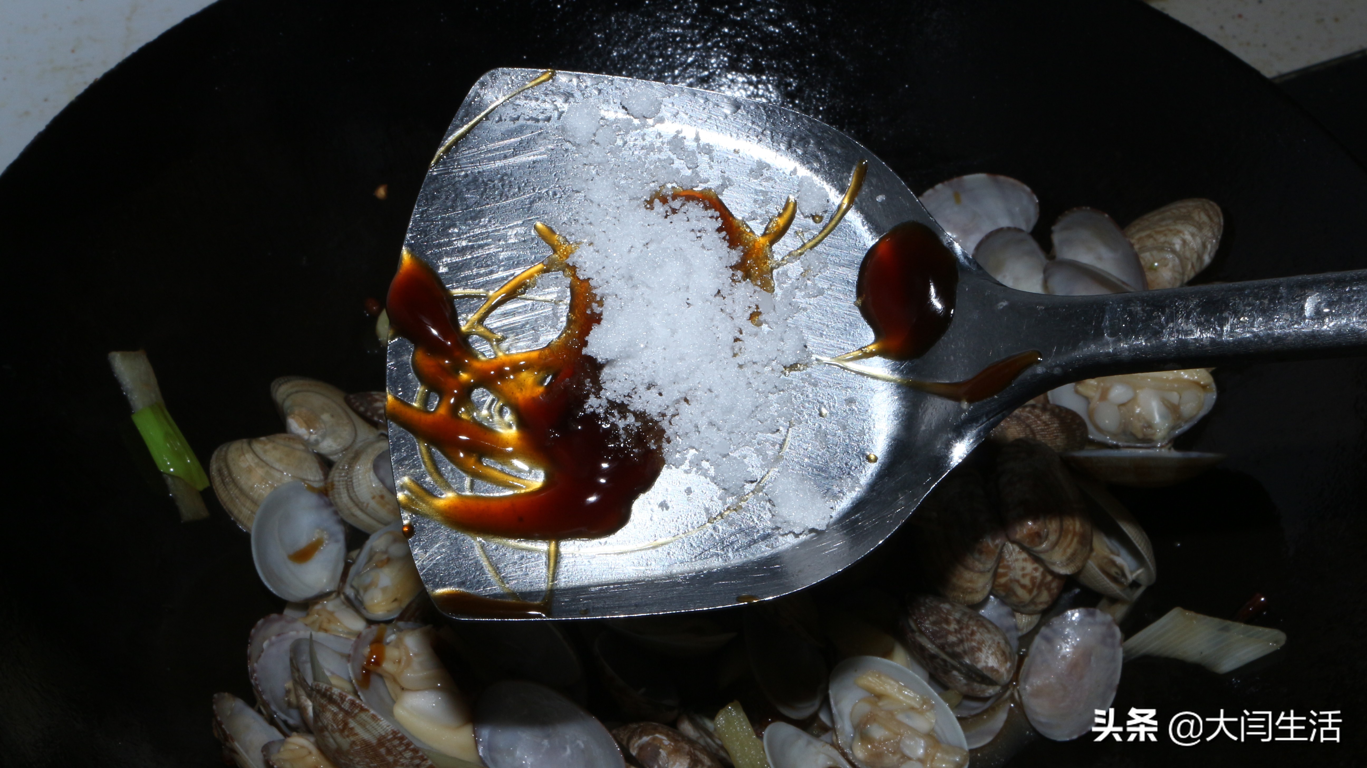 炒花蛤怎么吐沙干净,花蛤吐沙的正确做法