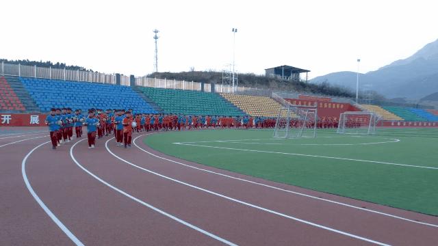 滚动的足球和冰球，你喜欢就来鹅坡武校吧