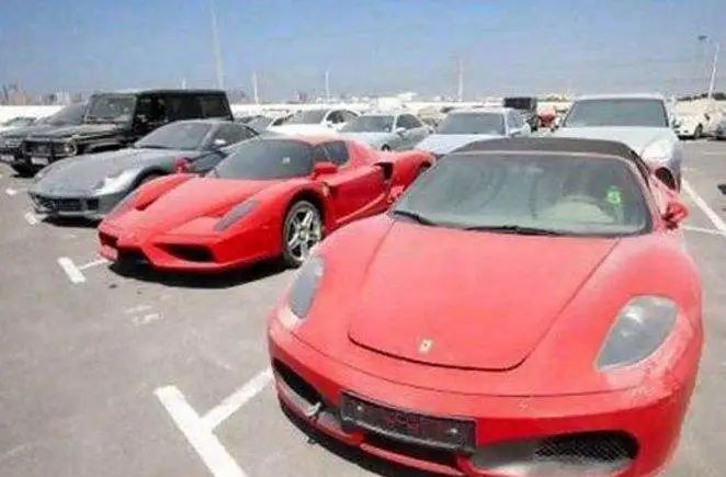 迪拜街头捡到一辆豪车,迪拜豪车坟场里的废弃豪车