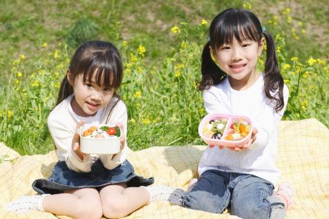 7岁女孩出现“性早熟”，真的是因为用塑料盒吃饭吗？教你做法