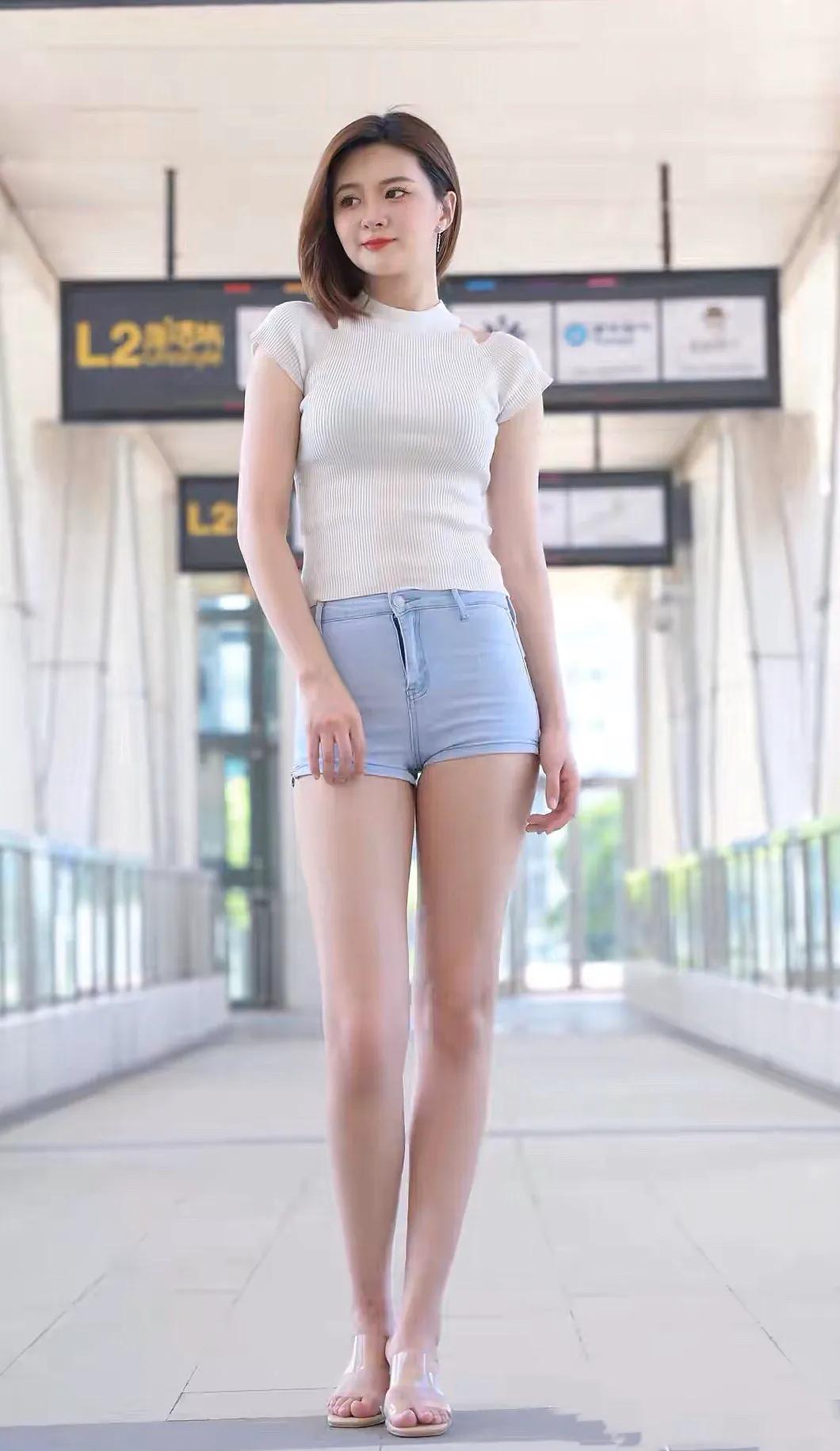 牛仔裤配高跟鞋早秋穿搭,牛仔短裤高跟长筒靴