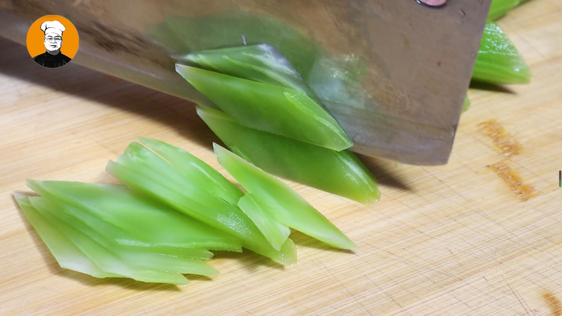 莴笋这样炒才能炒出饭店的味道,今天教你炒莴笋清脆可口