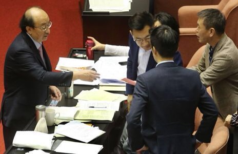 疫情延烧台湾政客最“怕死”,蔡英文见王金平都不敢握手