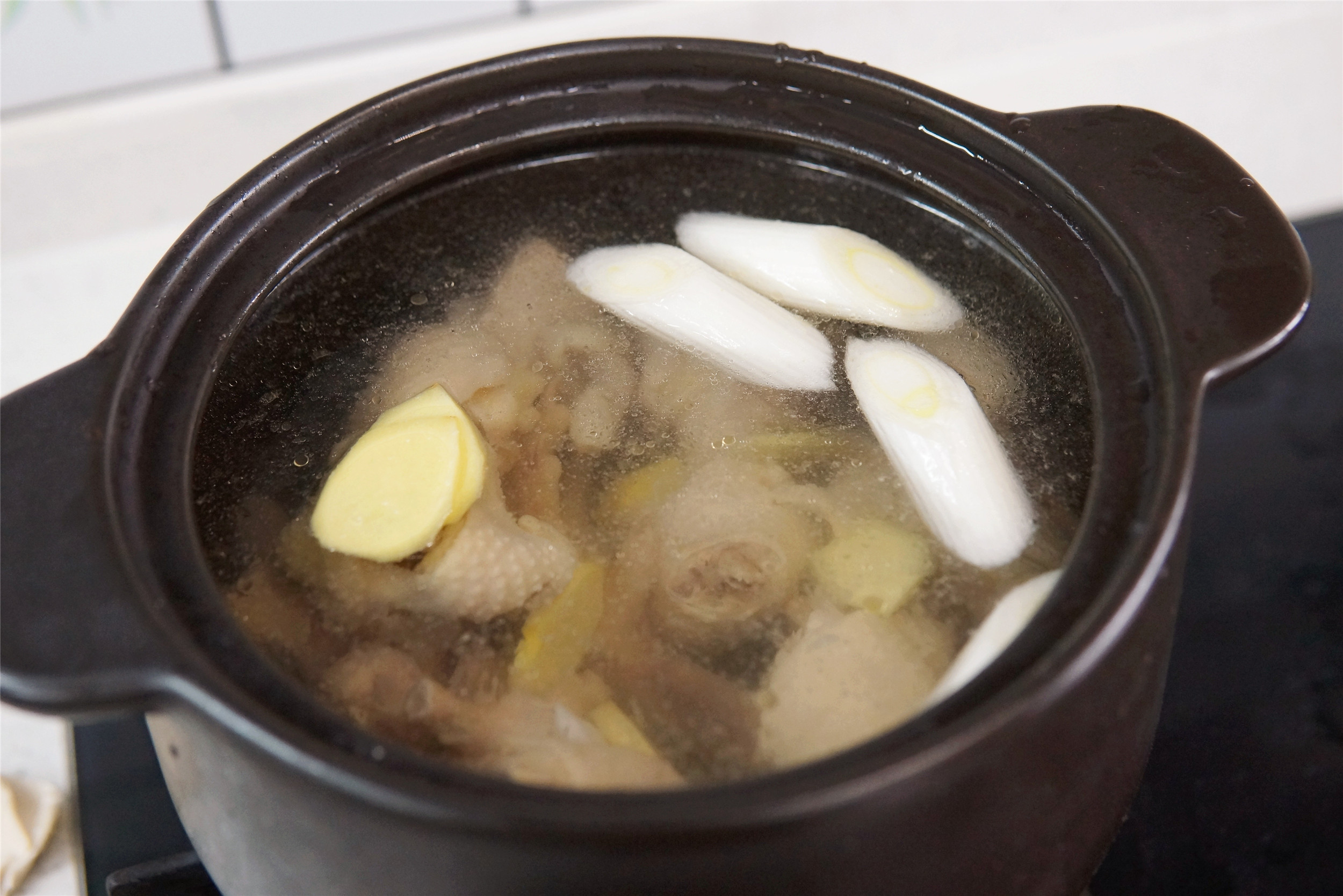 煲鸡汤要不要去掉鸡油和鸡皮,鸡汤怎么煲才不柴不腥