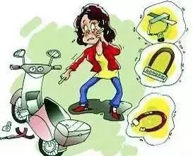 女贼围观案发现场被抓,女贼偷电动车落网