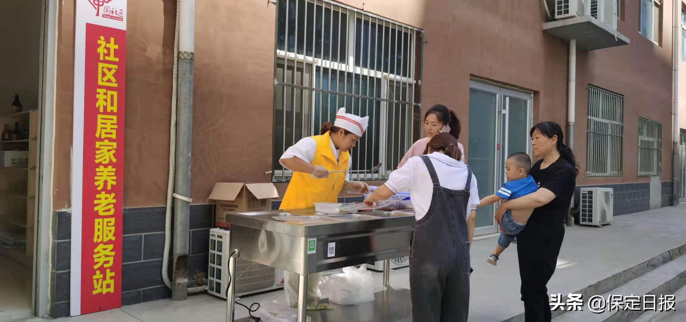 我为群众办实事帮助不便行走老人,贴心服务为老人办理助餐补贴