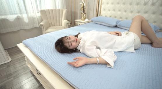 特斯拉睡觉凉席,特斯拉夏天睡车里空调自己关闭