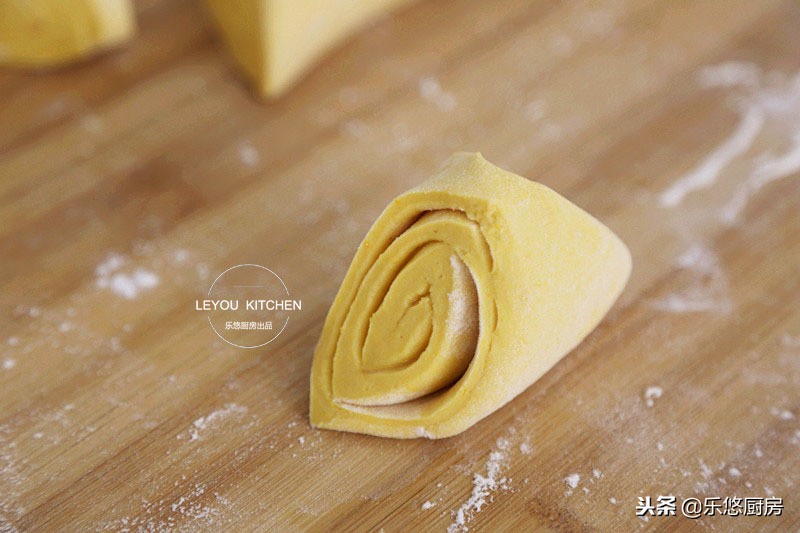 用筷子一卷的花卷,筷子压花卷做法