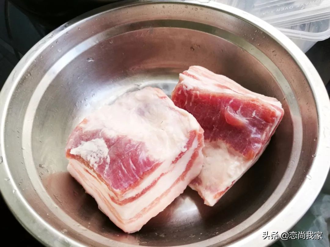 这个农家小炒菜，用萝卜干和猪肉一起炒，下饭就是香，肉贵也要吃