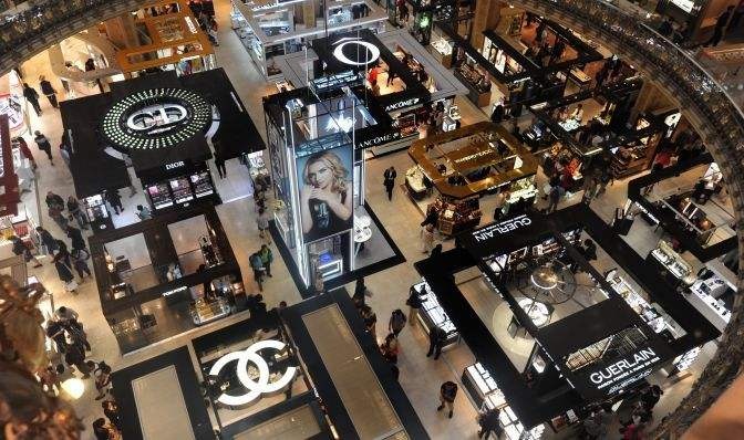 买奢侈品和中国人的关系,中国人爱买奢侈品靠谱吗