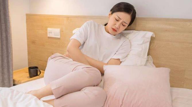 为什么很多人都长有肛毛，可以直接刮掉吗？医生为你解释清楚