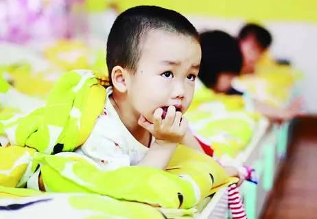 孩子不愿午睡老师怎么引导,孩子抗拒在幼儿园午睡