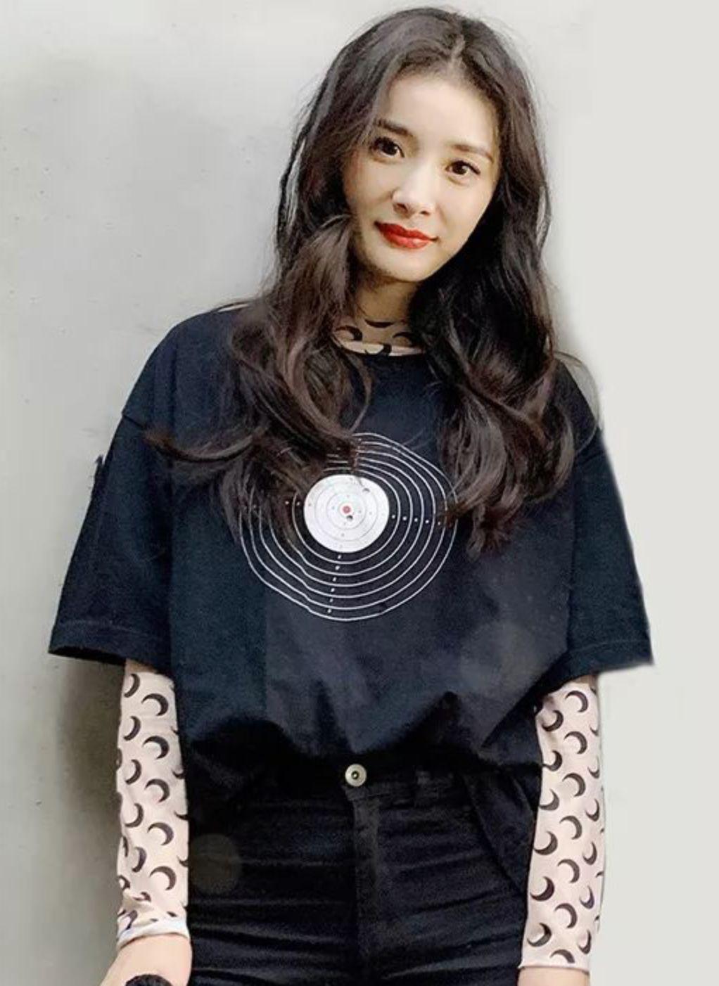 杨紫穿一身白色的衣服换新造型,杨紫日常t恤穿搭