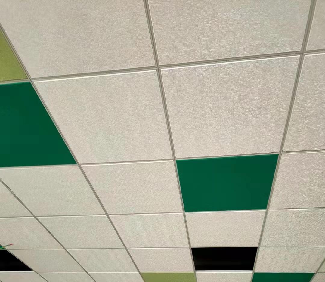 手术室墙面吊顶用什么材料,医院大厅的吊顶用什么材料