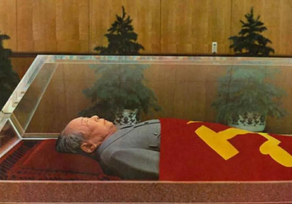 1976毛主席逝世后,世界百国举行吊唁,埃塞举行10万人*行游**