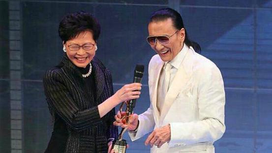 70岁老人找小20岁的女友,周润发年轻时的情史