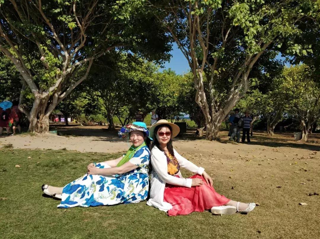 大妈拍照经典15个动作图片,大爷大妈经典拍照动作