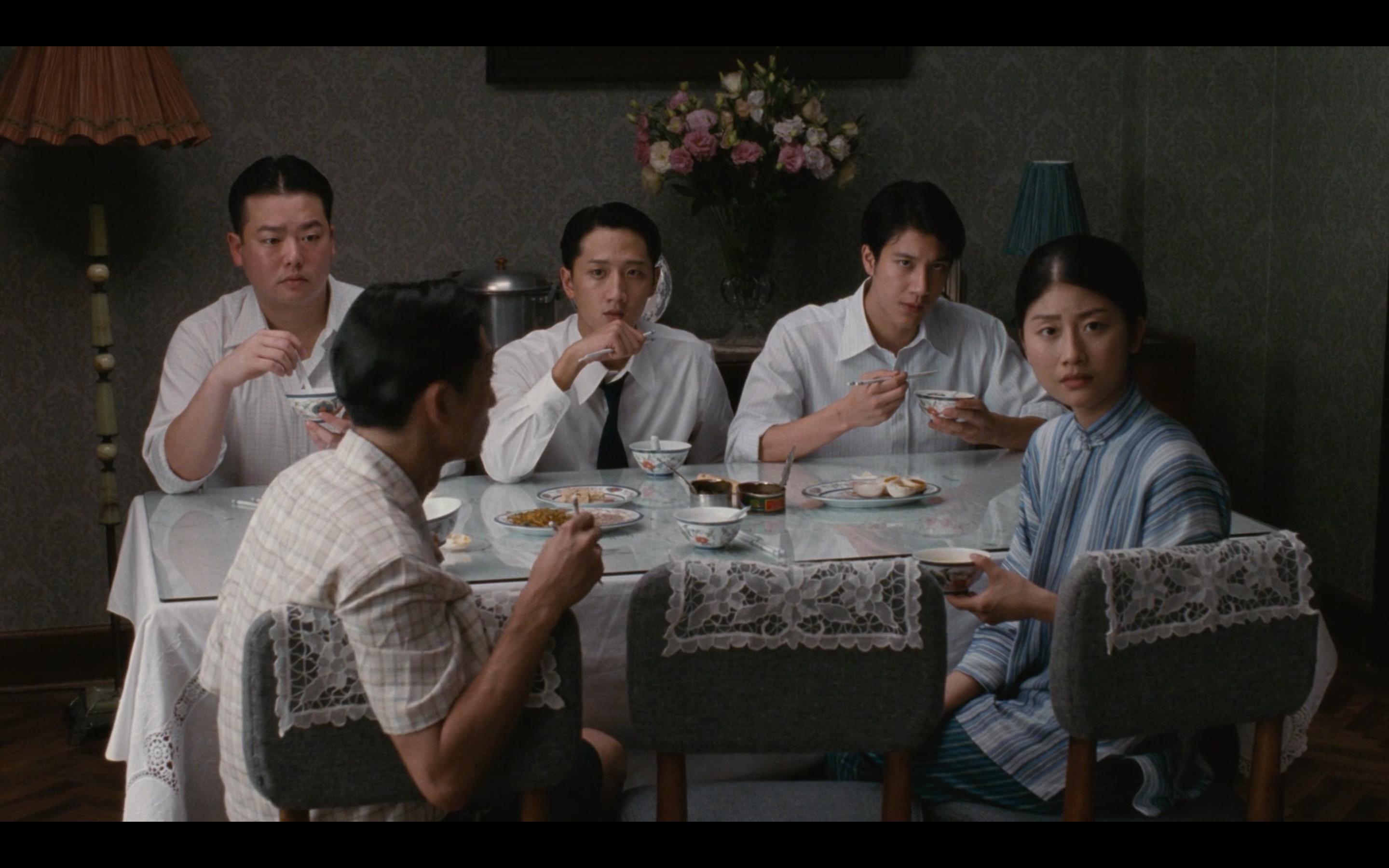 重看《色戒》，四个吸烟镜头，完美诠释出王佳芝的成长与挣扎