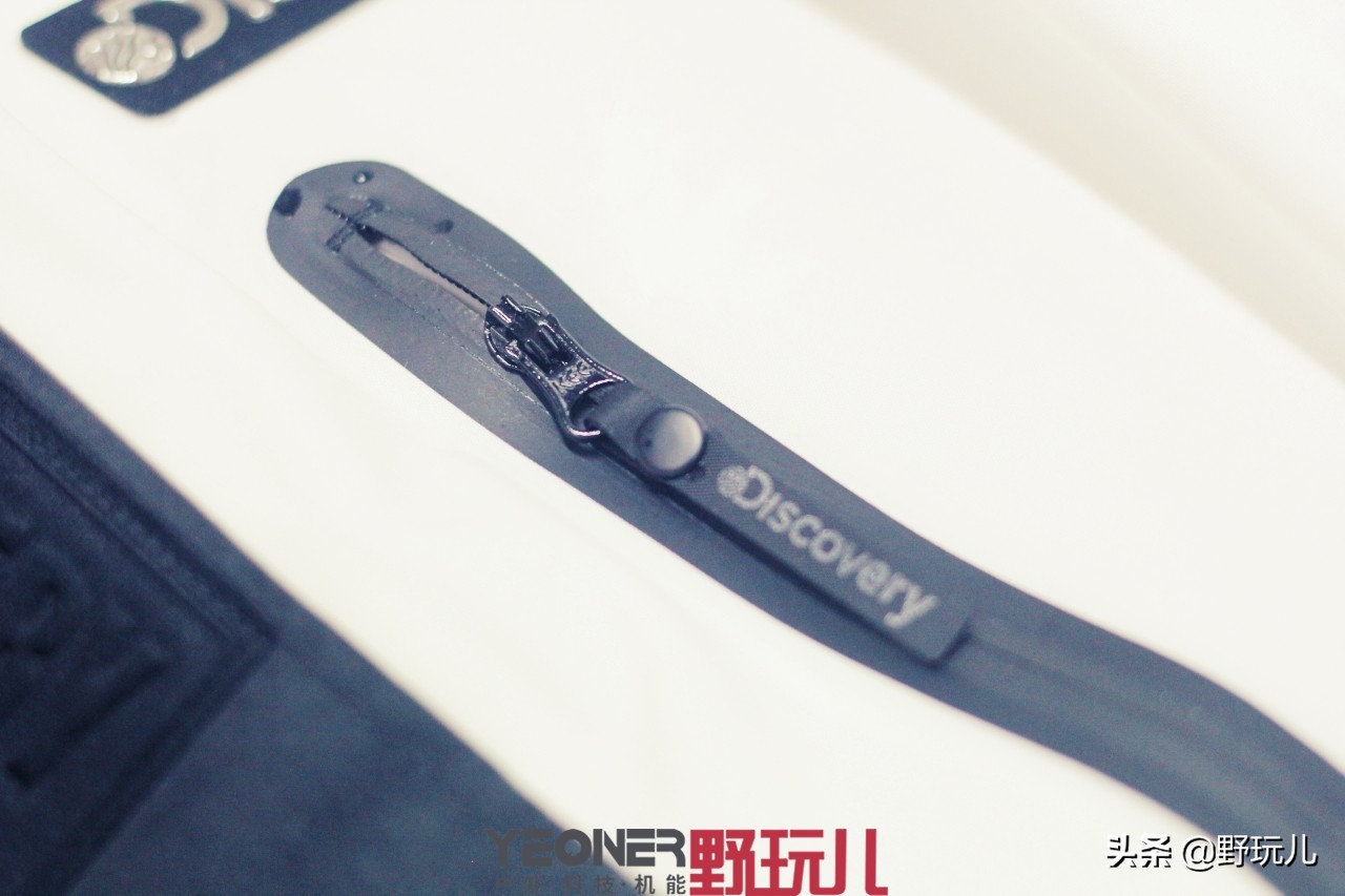 冲锋衣三合一discovery,贝爷穿的户外冲锋衣什么品牌