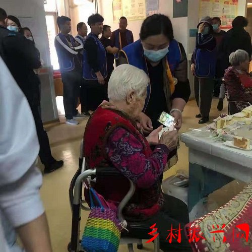 浓浓汇爱情感恩母亲节：青岛即墨汇爱公益走访慰问华益德敬老院