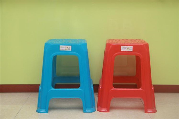 塑料凳子中间的洞图解,塑料凳子的小圆洞