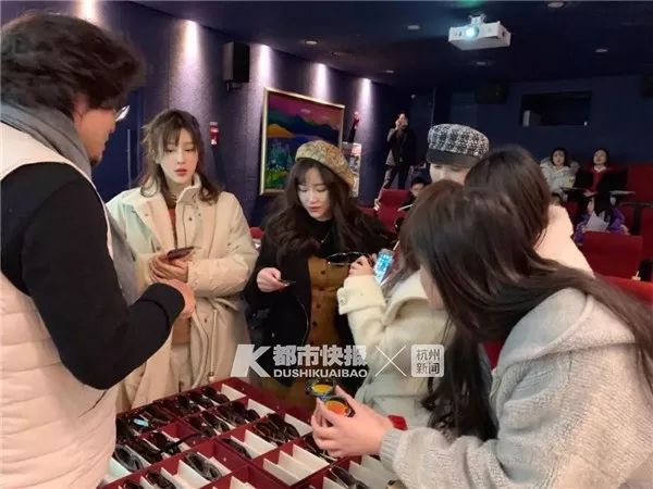 “薇娅李佳琦坐飞机，我走路”有时月入6位数，有时焦虑到要崩溃