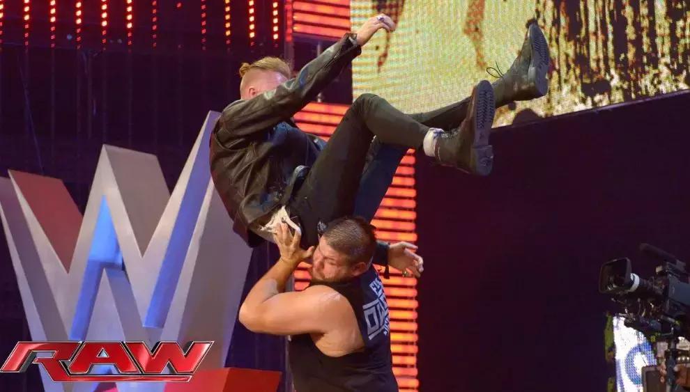 拳王暴打wwe,施瓦辛格一拳打倒wwe