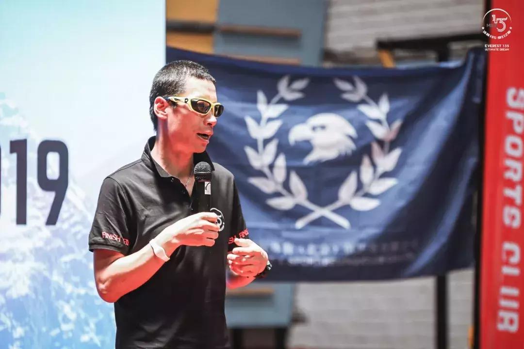 历经几十年登上珠穆朗玛峰的人,一群普通人攀登珠峰的故事