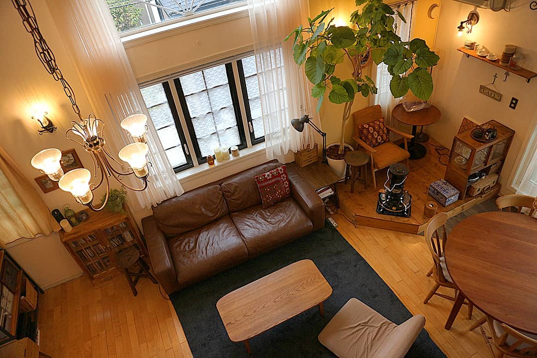 顶层带20平米左右的阁楼房子,有阁楼的挑高房子