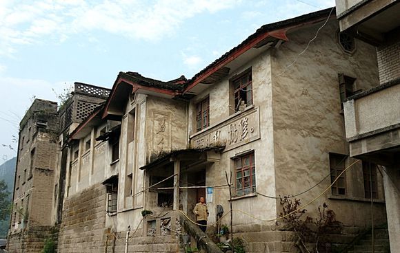 长江上游这座保密厂，一度辉煌，映山红依旧开，建筑破败难重生