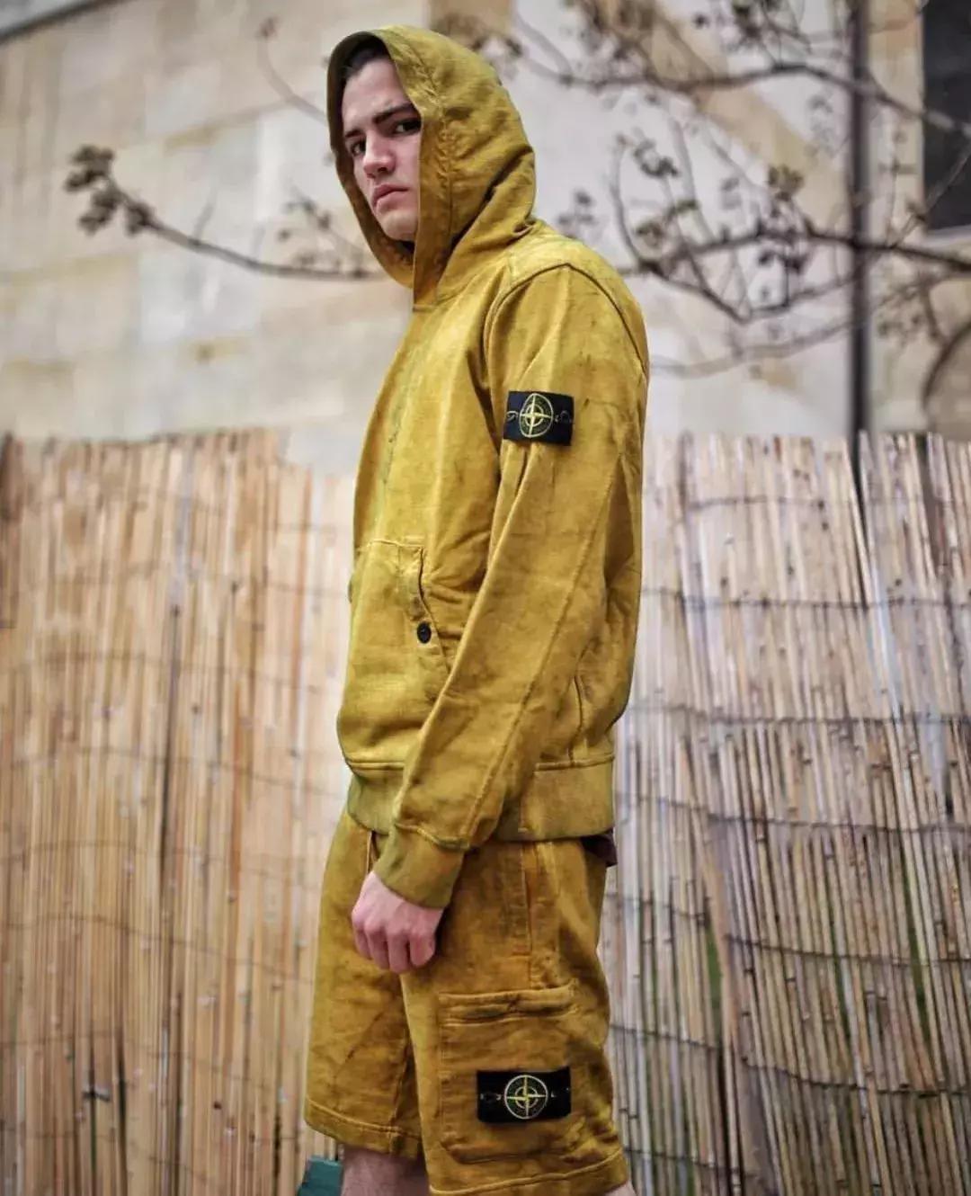 旧风格服装,穿上一件风格不同于以往的衣服