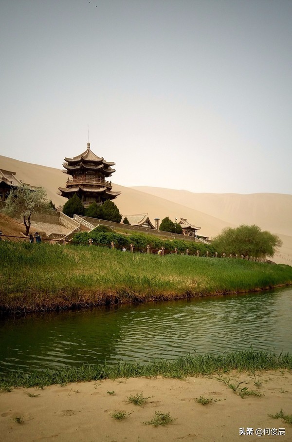 鸣沙山月牙泉堆满了游客,鸣沙山月牙泉景区