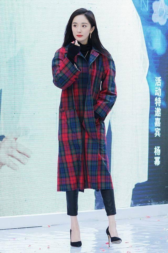 江疏影穿大衣搭配,杨幂冬天穿什么颜色好看