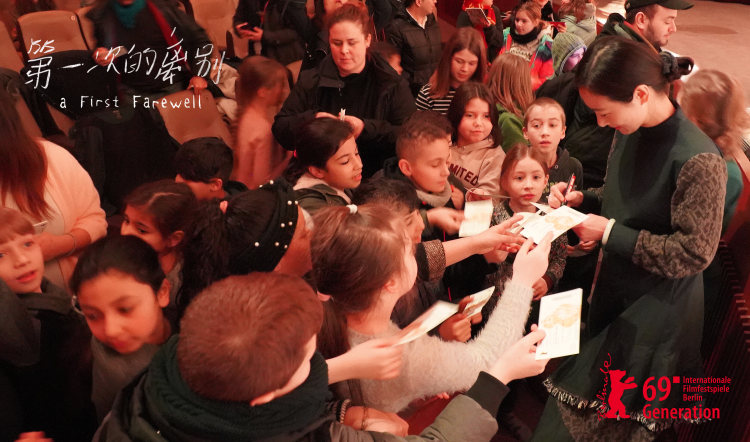 柏林苍穹下电影插曲,柏林苍穹下剧情解析