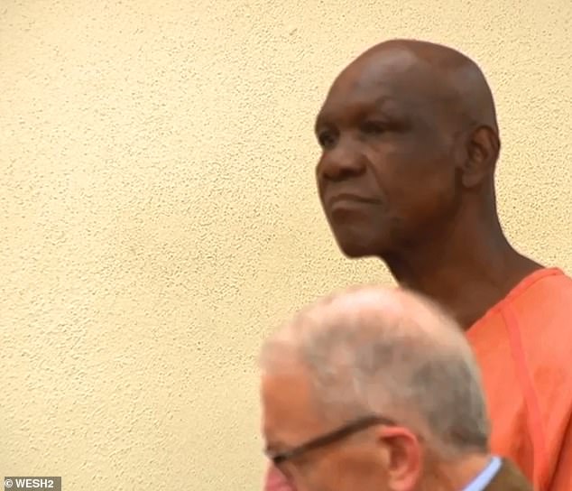 美国72岁黑人老汉不满侄子洗澡时间长，多次用屠刀捅其腹部及胸