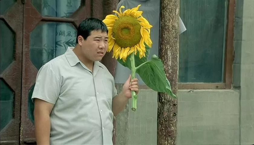 地位与张艺谋不相上下,他第一次做导演,扯掉了理想主义的遮羞布