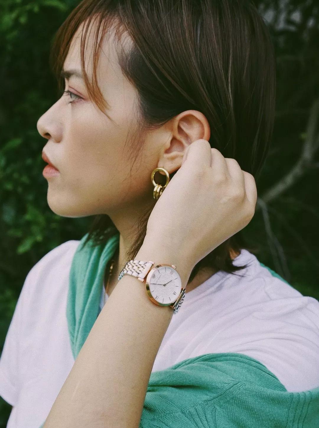 基础款单品搭出时髦感,基本款穿出时髦感