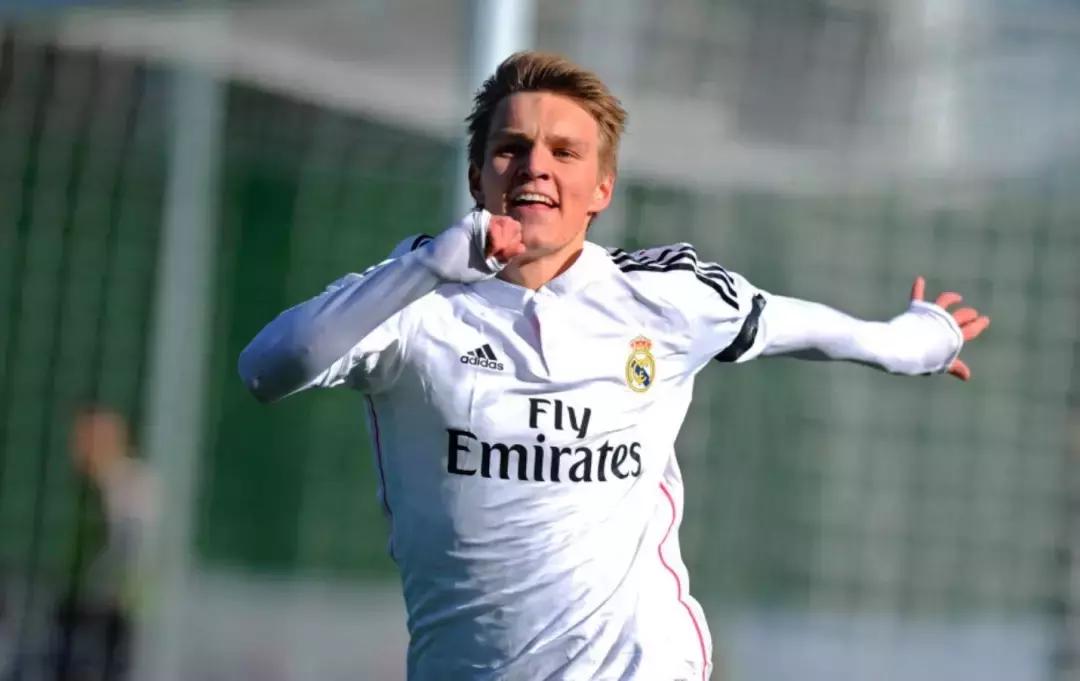 练习时长两年半的皇马练习生，喜欢唱跳rap足球。。。