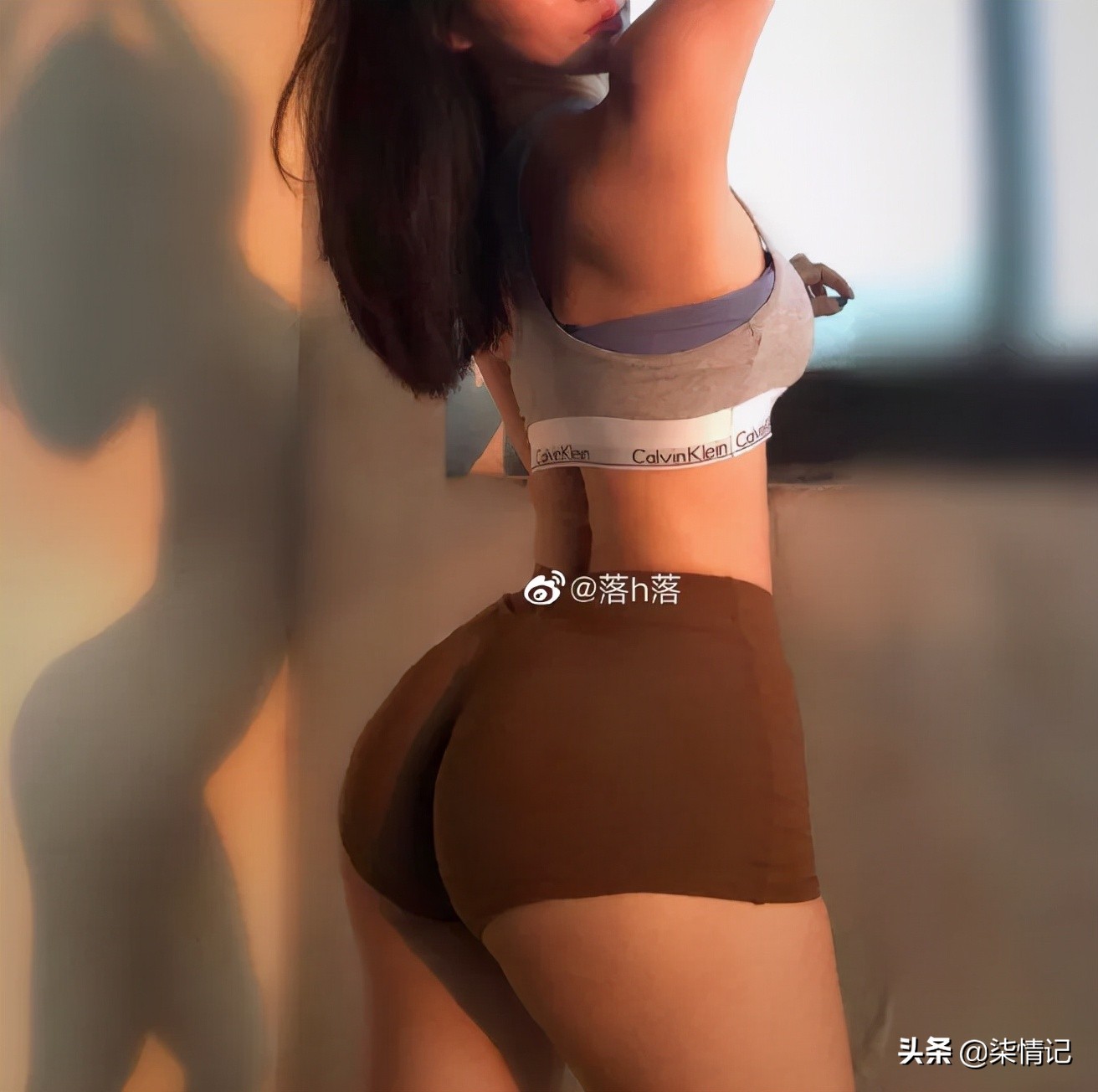 蜜桃臀挺翘饱满，是她成为无数宅男的梦中情人