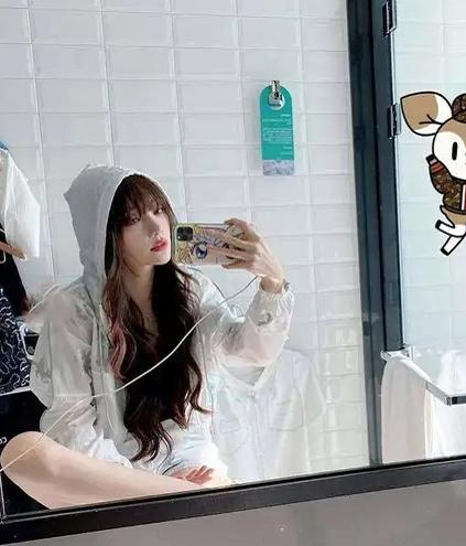 李小璐浴室晒自拍，羊毛卷发型越来越“玉女”，难怪不想复合