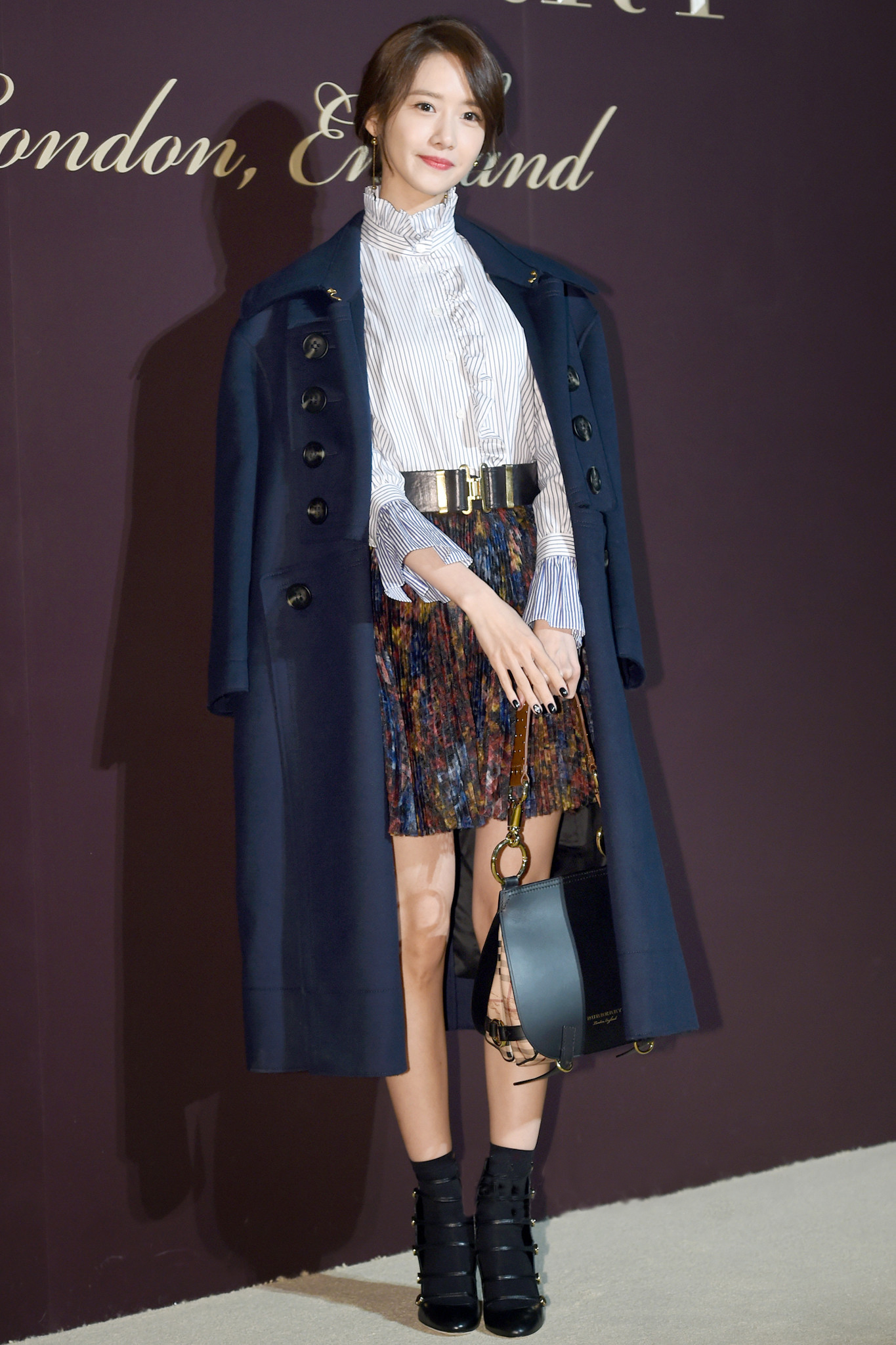 冬天大衣适合搭配什么样的包包,今年冬天穿的羊绒大衣怎么搭配