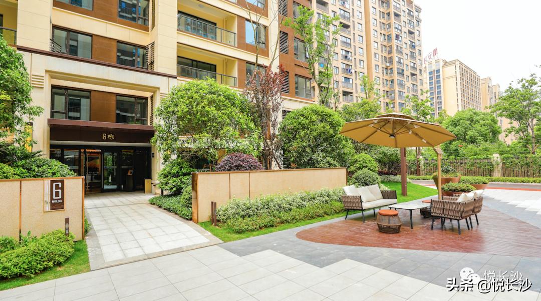 同价位，选精装现房or毛坯期房？还有德思勤商圈加持，近青园小学