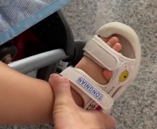 爸爸给儿子穿鞋脚趾露出来,爸爸给宝宝穿鞋脚趾头在外面