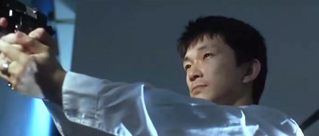 肥龙过江从厕所逃跑片段,肥龙过江是甄子丹吗